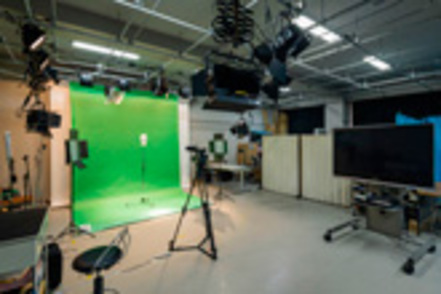 帝塚山学院大学 プロ仕様の映像スタジオ・音響スタジオが整備されており、本格的な写真撮影や動画・音声の収録、さらには配信にも対応！