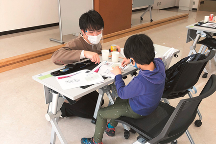 九州産業大学 【電気工学科】小・中学生対象の科学教室を開催。学生自ら企画運営、実施・開催まで行い教えることを通じ分野への理解を深めます
