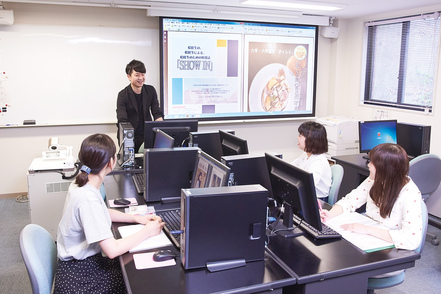 神戸松蔭大学 日本語日本文化学科／グラフィックソフトの操作方法を学び、現在のメディア環境に見合った発信力を磨くことができます