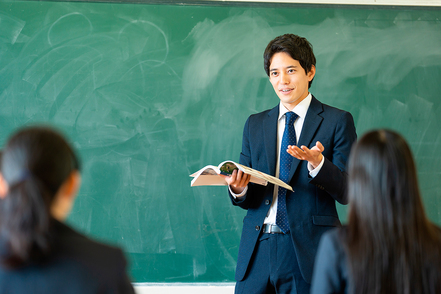 園田学園大学 幼・保・小に加え、中学校教諭（英語）の4つの資格から2つを選んで取得できます（こども総合コースを除く）。