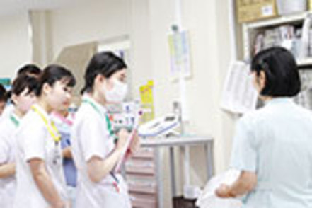 兵庫医科大学 第1学年次に兵庫医科大学病院で早期臨床体験実習を実施。早くから臨床現場にふれられる。