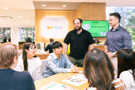 麗澤大学 外国語の多機能自主学習フロアの「iFloor」では、留学生との交流はもちろん、多様な方法で外国語を学ぶことができます