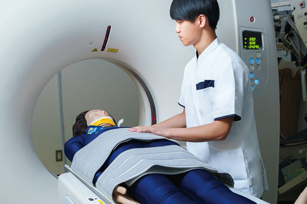 日本文理大学 放射線分野における専門的知識と技術を学ぶ「診療放射線学コース」。小さな病気も見逃さない生命リスクの第一発見者を育てます。