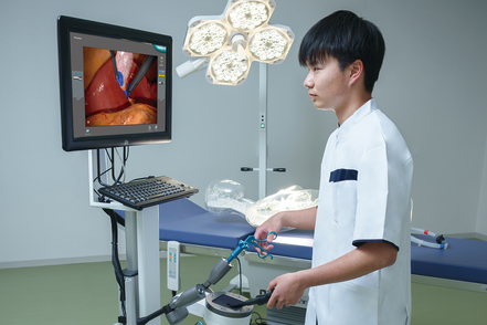 日本文理大学 「臨床医工学コース」では、人工呼吸器や人工心肺装置などの生命維持装置の操作技術を学び、生命をつなぐエンジニアを育てます。