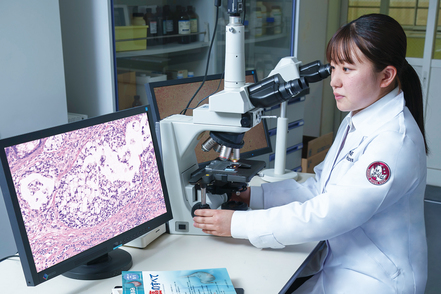 日本文理大学 検体調査や生理学的検査を学ぶ「臨床検査学コース」。病気の早期発見・予防のための科学的な分析を追求できる専門家を育てます。
