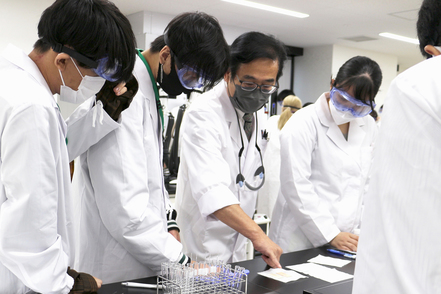 湘南医療大学 6つの共同研究室（オープンラボ）で「倫理的思考力」と 「課題解決力」などの研究マインドを修得します。
