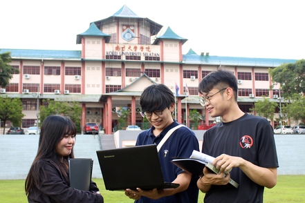 愛知大学 「現地プログラム」では、2年次に全員が4カ月間アジア各地へ留学。中国語力の向上や異文化理解を深めます