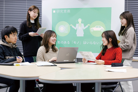 愛知大学 専門演習は両学科の必修科目。研究報告とそれに続く質疑で専門分野の学びを深めます