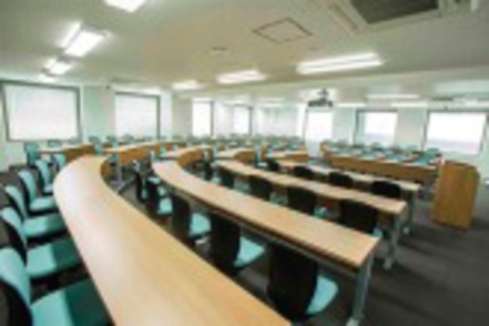 東京理科大学 座席の並びが特徴的な馬蹄型の教室。教員と学生との対話を重視した授業を展開しています。