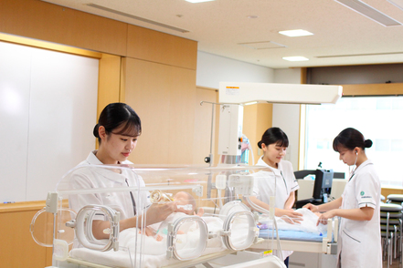 福岡国際医療福祉大学 「チーム医療・チームケア」の重要性が高まるなか、「人の尊厳」を大切にして地域社会へ貢献できる人材を育てます。