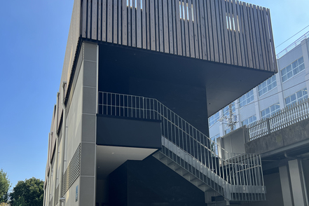 神奈川大学 2022年12月「建築ものづくり工房（31号館）」が完成。創作実習だけでなく学生がプレゼンテーションする場所であり多目的に利用可