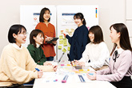 武庫川女子大学 「情報メディア専攻」では、メディアやマーケティングの視点からデータを学び、社会と人をつなぐ人材を育成