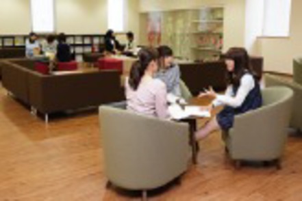 武庫川女子大学 教員と学生、学生同士のコミュニケーションを図るためのコミュニケーションラウンジやスペースを設けています
