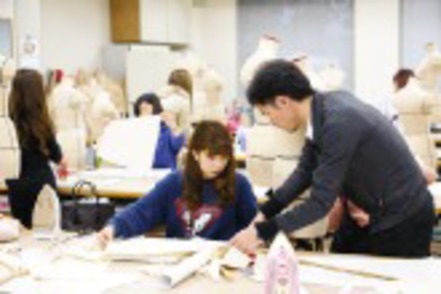 武庫川女子大学 縫製工場に勝るとも劣らない設備の「アパレル生産実習室」