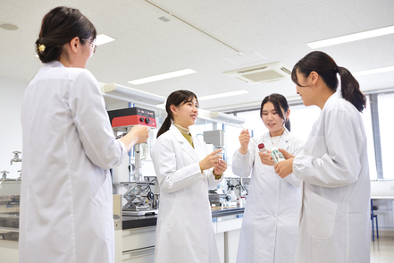 武庫川女子大学 健康生命薬科学科では化粧品の安全性、有用性や関連法規、化粧品の開発・製造・販売プロセスを修得できます