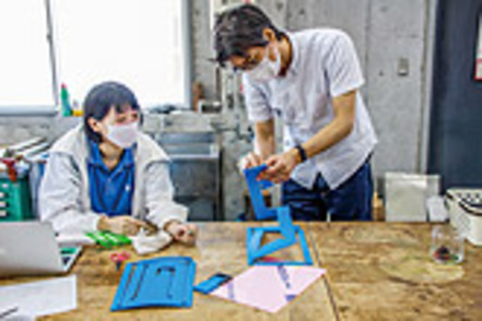 神戸芸術工科大学 1学年の定員400名に対し、学生一人ひとりの個性に合わせた密接な指導が行われています。
