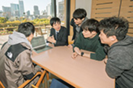 慶應義塾大学 教員と学生との間のコミュニケーションを大切にして、ヒューマニズム教育を行います
