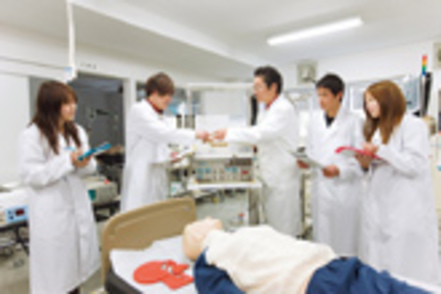 長崎総合科学大学 「臨床工学技士」を養成する医療工学コース。病院さながらの本格的な実習室や手術室を完備。医療機器の操作・保守・点検を学ぶ。