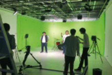日本工業大学 情報メディア工学科では本格的な撮影スタジオを完備。3D映像の投影や、ミュージックビデオの撮影収録等を行い実践力を培う