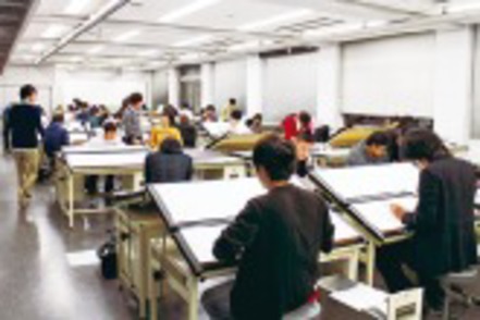 日本工業大学 「製図室」製図室には、一人一台の製図台を完備。授業時間以外でも、自分のペースで製図や模型製作に集中して取り組める