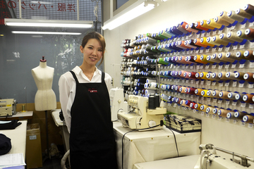 洋服のお直し店・店長として働く竹内　美紅さん