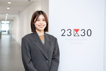 ファッションデザイナーとして働く益子 愛渚さん