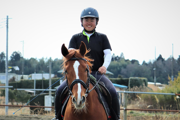 乗馬インストラクターとして働く山崎　覇月さん