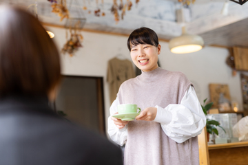 カフェオーナーとして働く井手　由梨亜さん