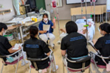 広島文化学園大学 少人数のグループごとで病院実習がスタート。本学の教員が病院実習に付き添うので、安心して実習に取り組むことができます