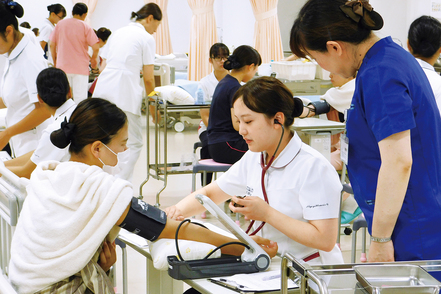 名古屋葵大学 長寿社会に貢献できる看護師の育成をめざします（看護学科）