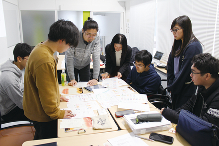 東日本国際大学 通常の講義だけでなく、少人数の学生で特定のテーマについて学ぶゼミナールで、相互理解を深めていきます。