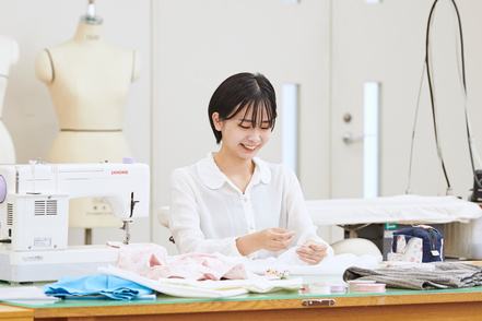 和洋女子大学 ●服飾造形学科／毎年2月に実施する学生たちによる服飾の学びの集大成「卒業制作展」