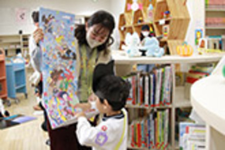 大阪樟蔭女子大学 学生たちが附属幼稚園児を招いて、ハロウィンイベントを開催♪ダンスや絵本探しなど、園児と学生が笑顔いっぱい！(教職実践演習)