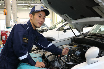 一級自動車整備士として働く白木　悠太さん