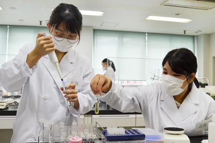 東都大学 【理化学実験室】ドラフトチャンバーなどを備えた、食品や栄養素の化学的性質を学ぶための実験室です。