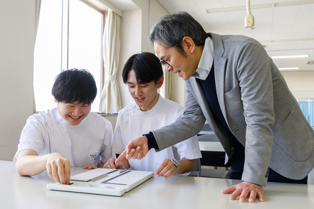 星城大学 作業療法学専攻の「日常生活活動学実習」では、福祉用具の適用方法や使用方法などを学びます