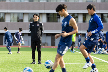 サッカーコーチとして働く丸山　亮さん