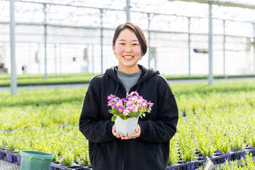 花き生産者として働く吉田　詩織さん