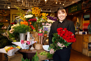 ウエディングフラワーコーディネーターとして働く小山　紫織さん