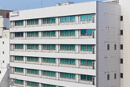 人間環境大学 松山キャンパスは、松山市の中心に位置し、伊予鉄道「松山市駅」から徒歩3分の好立地です（自転車・バイク通学可）