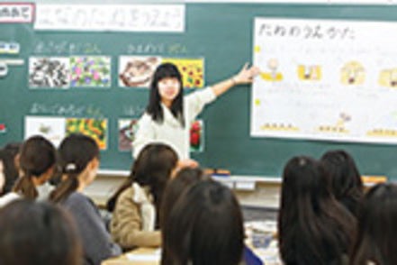 神戸女子大学 1年生後期から専門性に特化したコースで憧れの先生へ