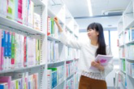 福岡看護大学 専門図書、学術雑誌、電子ジャーナル、映像資料などが充実する情報図書館