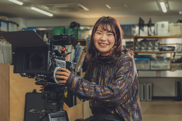 映像カメラマンとして働く川村 文乃さん