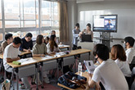 大阪産業大学 テレビ業界、お笑い、ゲーム、京都の舞妓さん、カフェ…。身の周りにある事例からサービス産業の仕組みを学びます