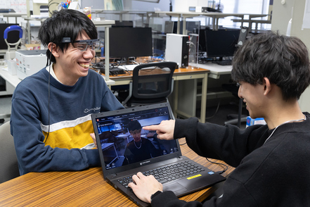 大阪産業大学 すべてのプログラミング言語に共通する基礎から学習。プログラミングを実装することも経験し、理解を深めます。