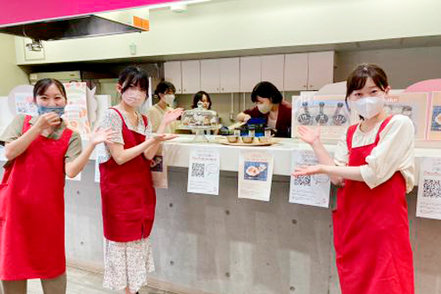 実践女子大学 さくらカフェ（食デザイン専攻）／オープンキャンパスで1日限定のカフェをオープン。お客様の反応を見ながら経営を体験します