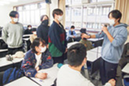 追手門学院大学 国際報道の元記者が担当する授業。英文記事を教材に、読解力の向上と知識の蓄積を図ります。新聞制作と発表に取り組む機会も。