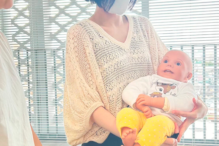跡見学園女子大学 授業風景＜臨床心理学演習＞：実寸大の赤ちゃん人形の重さを感じ、子どものなだめ方を体験。体験的学びが実践力に繋がります。