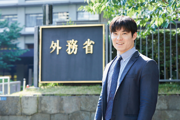 外交官として働く石田 崇人さん