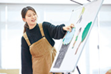 四天王寺大学 「学校教育コース 」(小学校、英語、数学、理科、保健教育、特別支援教育の各選修)、「幼児教育保育コース」の2コース制。